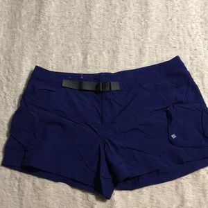 Lightweight zipper pocket shorts